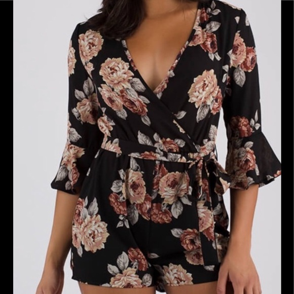 Pants - ✨LAST ONE✨Floral Bell Sleeve Romper♥️